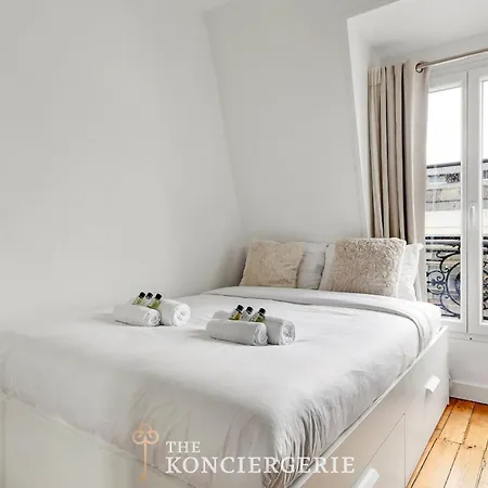 Parenthese Parisienne Sous Les Toits - Luxembourg