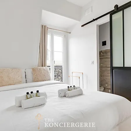 Parenthese Parisienne Sous Les Toits - Luxembourg Paris